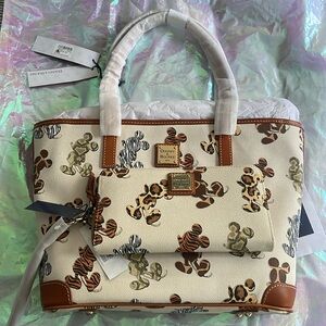 Dooney&Bourke Tote and wallet set